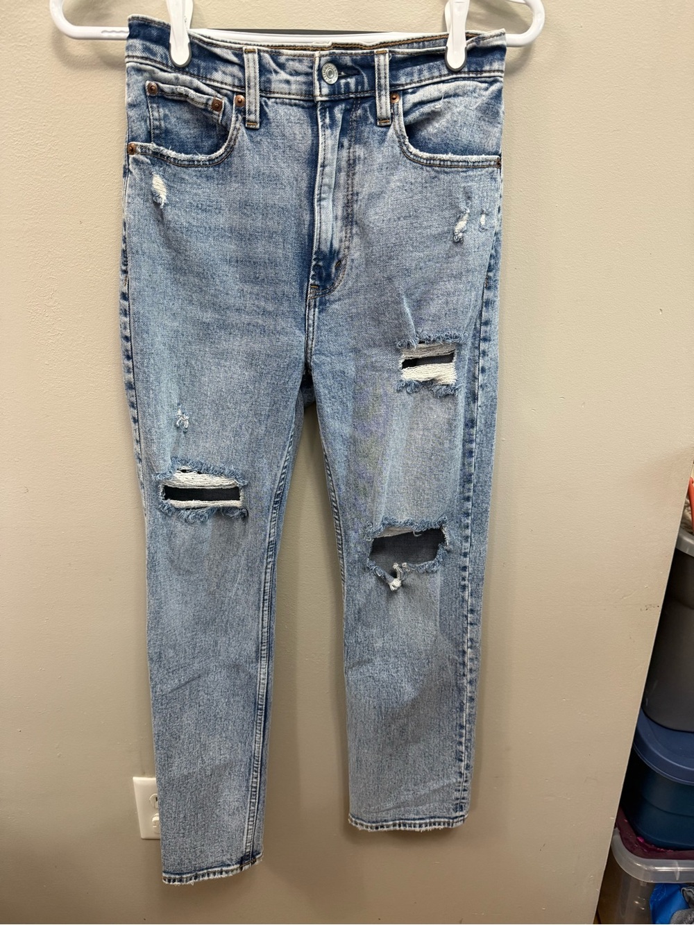 Abercrombie & Fitch Light Blue Distressed Ankle Straight Ultra High Rise 26/2
